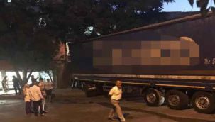 Bornova'da freni boşalan TIR iki aracı biçti: Bahçe duvarına vurarak durabildi