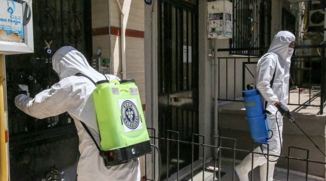 Buca Belediyesi'nden vaka görülen apartmanlarda dezenfekte operasyonu