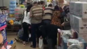 Covid-19'u dinlemediler: 30 kuruşluk kavanoz kapağı için birbirlerine girdiler