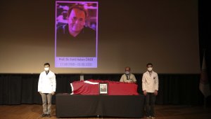 Deniz'de fenalaşan doktor genç hekimlerin omuzlarında son yolculuğuna uğurlandı