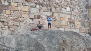 Foça Kalesi'nde nefes kesen kurtarma operasyonu