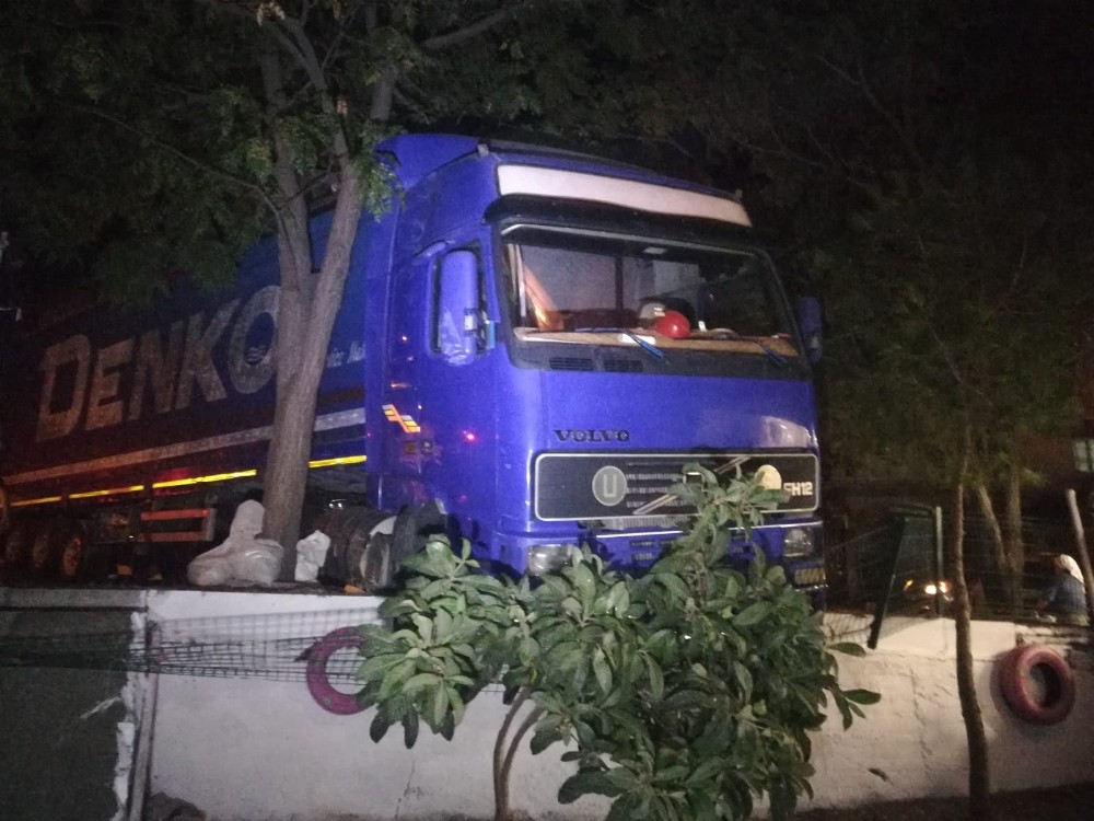 Freni boşalan tır, önce araçlara çarptı ardından binanın bahçesine girdi