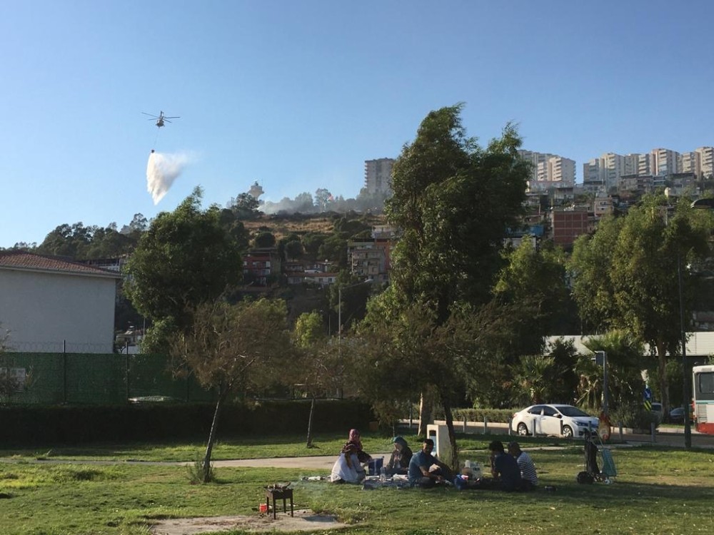 Helikopter yangın söndürürken sahilde mangal keyfi