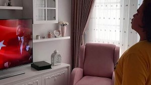 İstiklal Marşı'nı öğretmenler okulda, öğrenciler evlerinde söyledi