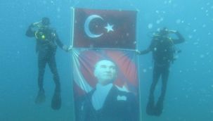 İzmir'de jandarma timinden zaferin 98. yılında su altında asker selamı