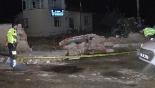 İzmir'de yağış ve rüzgardan etkilenen beton duvarlar yıkıldı
