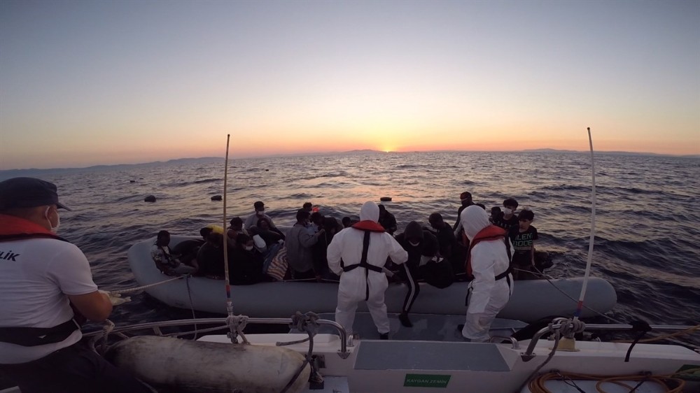 İzmir'de 41 sığınmacı kurtarıldı