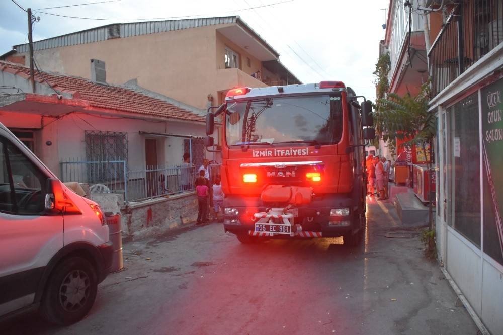 İzmir'de otluk alanda başlayan yangın eve sıçradı