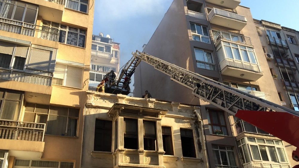 İzmir'de tarihi yapıda korkutan yangın