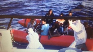 İzmir'de Yunanistan'ın ölüme ittiği 26 düzensiz göçmen kurtarıldı