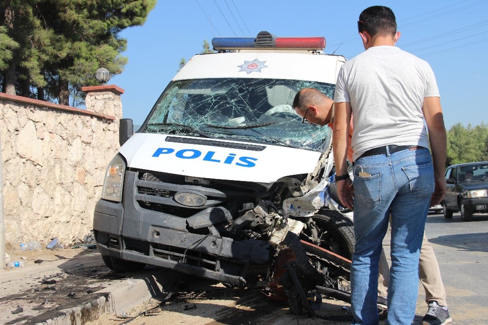 Kontrolden çıkan otomobil polis aracına çarptı: 3 yaralı