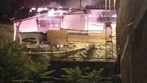 Mangal ateşi eve sıçradı, yangında ev kullanılamaz hale geldi