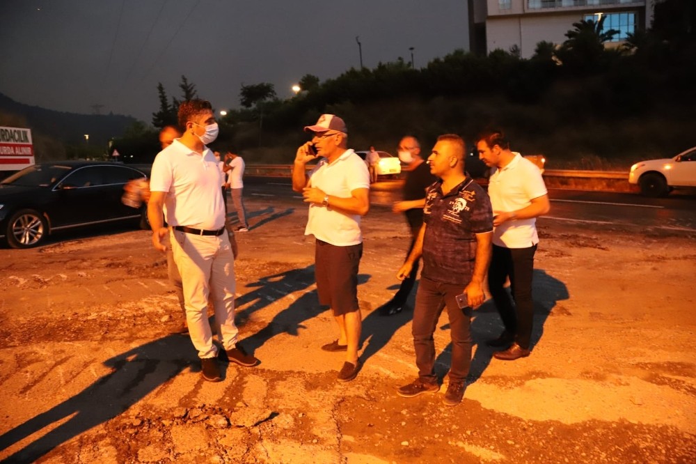 Menderes'teki yangına müdahale devam ediyor