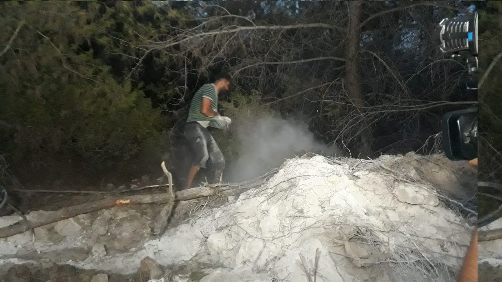 Suriyeli Hasan, orman yangınını avuçlarıyla taşıdığı kumla söndürmeye çalıştı