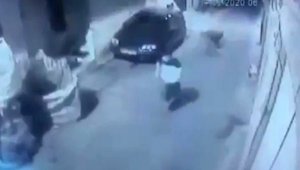 Yolda yürürken gasp edildi, o anlar kameraya yansıdı