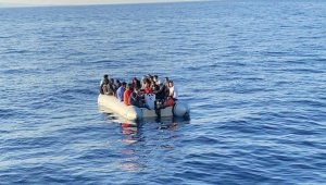 Yunanistan tarafından itilen lastik bot içerisindeki 88 düzensiz göçmen kurtarıldı