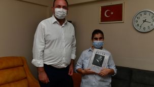 Başkan Gümrükçü’den Görme Engelli Mine’ye ziyaret