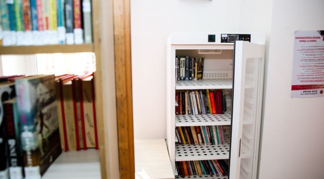 Buca Belediyesi Kütüphanesi'nde kitaplara Covid-19 dezenfeksiyonu