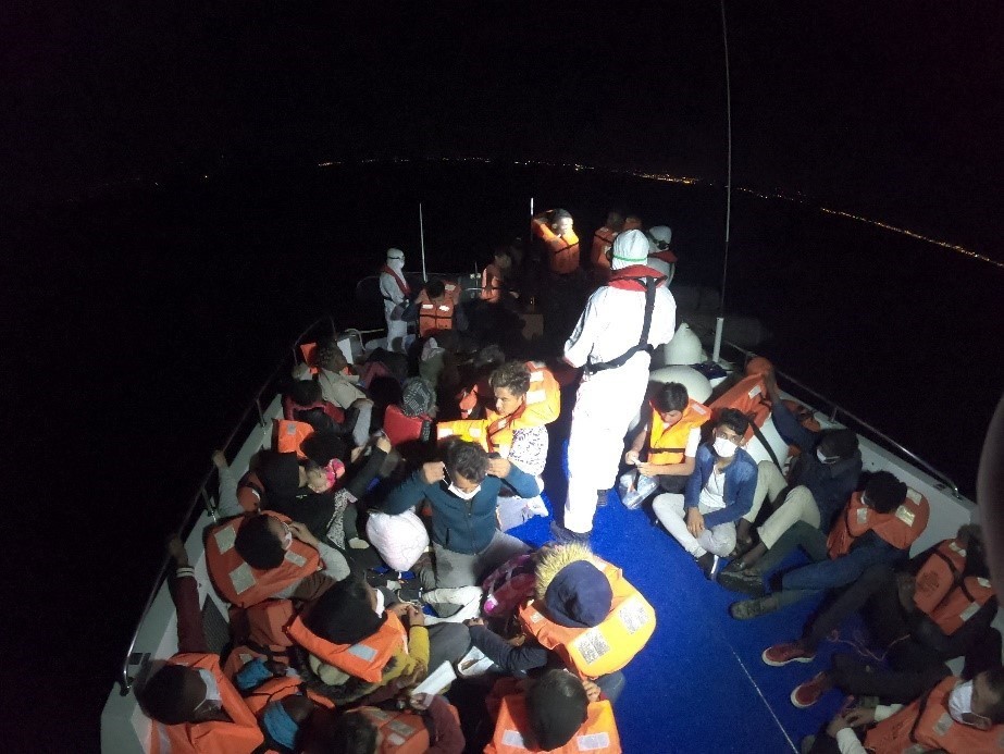 Çeşme açıklarında 40 düzensiz göçmen kurtarıldı