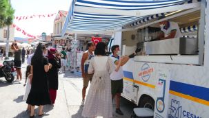 Çeşme Belediyesi vatandaşlara aşure dağıttı