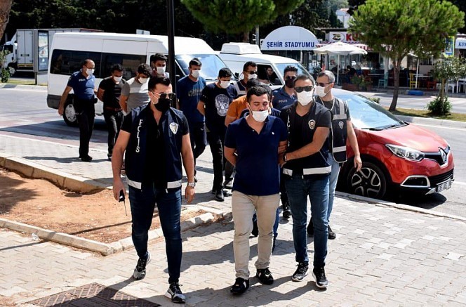 Çeşme'de 3 insan kaçakçısı tutuklandı