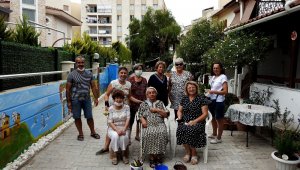 Çeşme'de vatandaşlar sokaklarını adeta sanat galerisine dönüştürdü