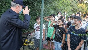 Çocuklardan Bakan Akar'a asker selamı