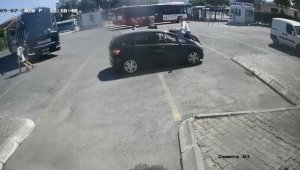 Fren yerine gaza bastı, kadını iki araç arasına sıkıştırdı
