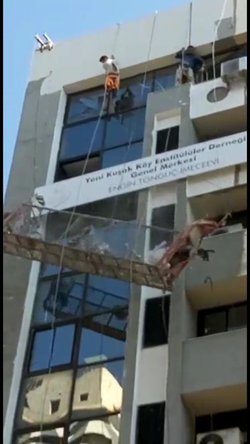 İskelenin halatı koptu, 2 işçi ölümden döndü