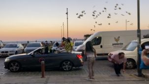 İzmir'de 'Mutlu Surat' maskeli hayırseverler: Gökten para yağdırdı!