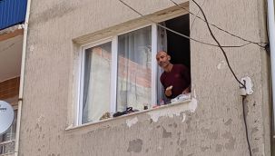 İzmir Karabağlar'da ilginç olay: Eşyaları sokağa atıp pencere kenarında kahvaltı yaptı