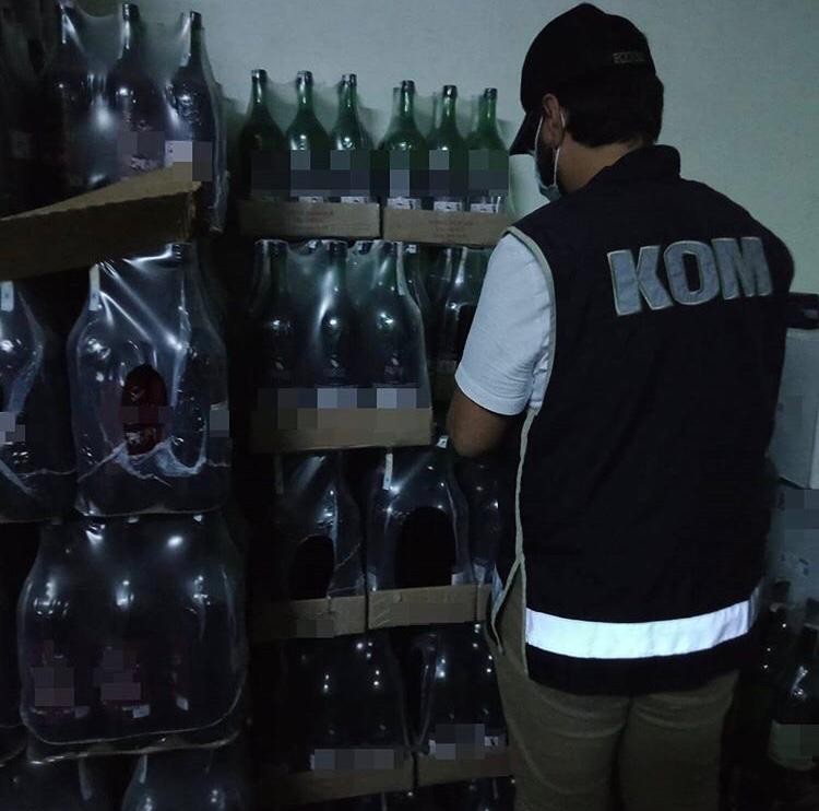 İzmir polisinden sahte içki operasyonu: 11 bin 583 şişe sahte içki ele geçirildi
