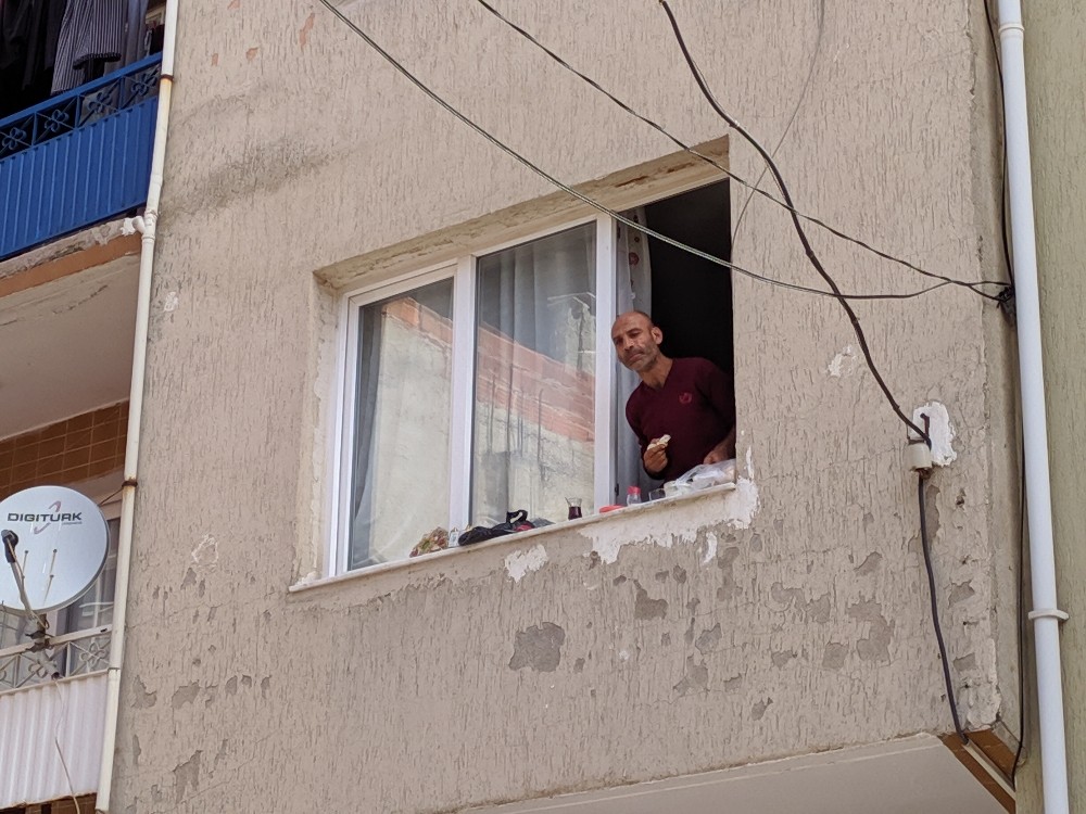 İzmir'de garip olay: Eşyaları sokağa atıp pencere kenarında kahvaltı yaptı