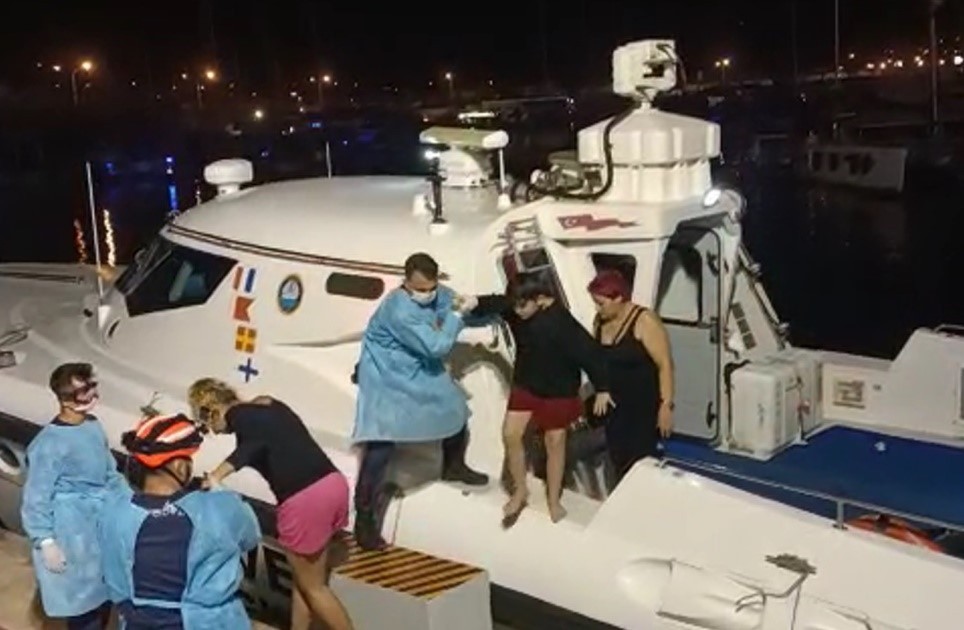 İzmir'de lastik bot içerisindeki 6 düzensiz göçmen kurtarıldı