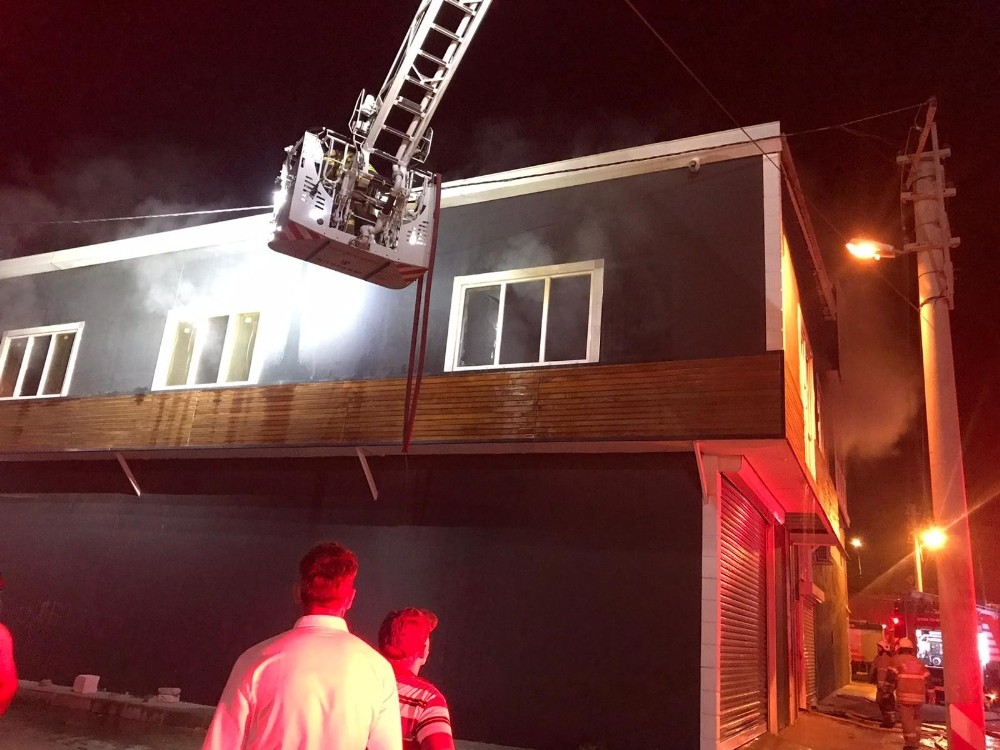İzmir'de marangoz atölyesinde korkutan yangın
