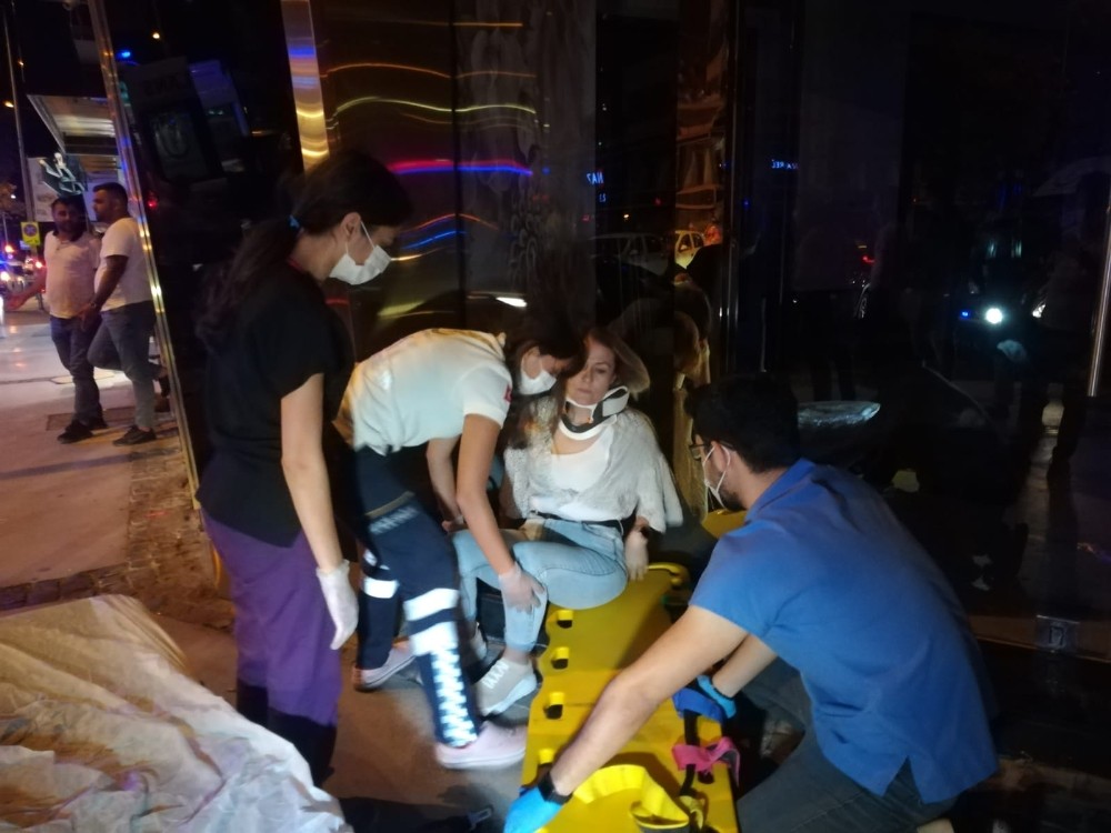 İzmir'de otomobillerin karıştığı kazada 4 kişi yaralandı