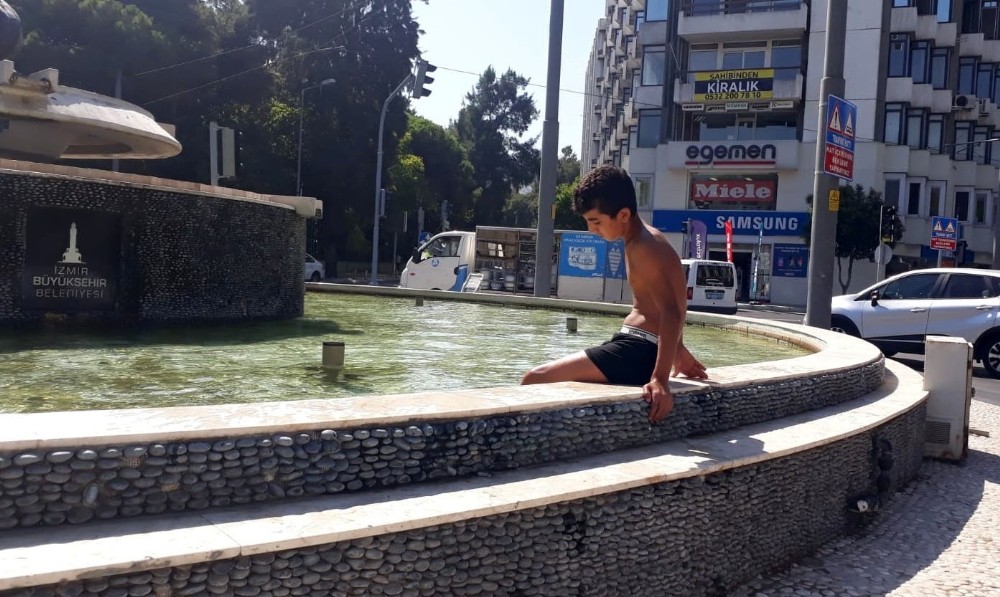 İzmir'de sıcaktan bunalan çocukların tehlikeli oyunu