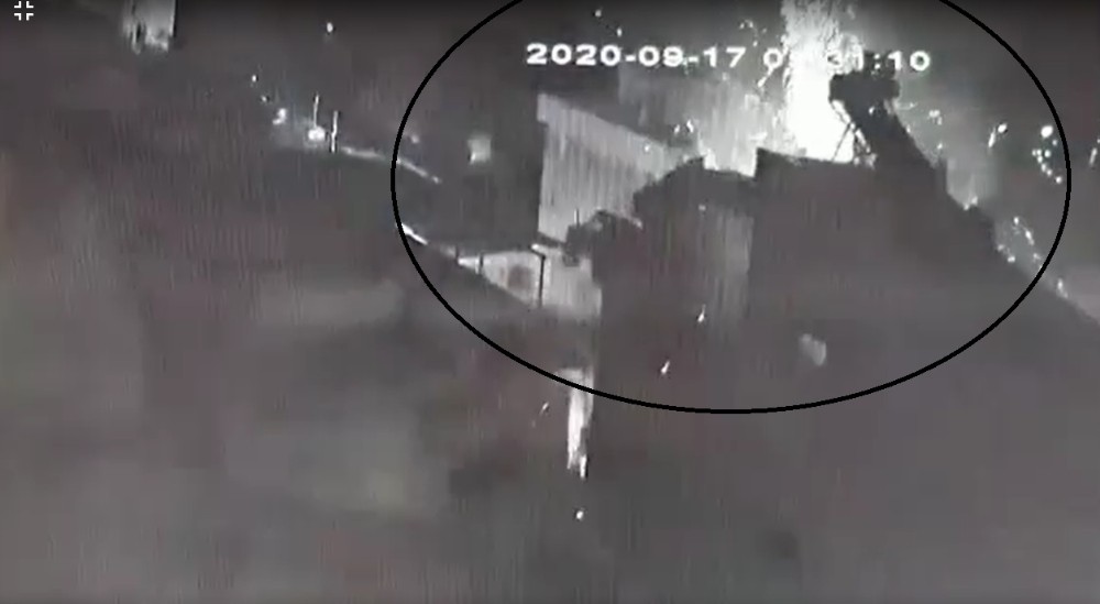 İzmir'de tüp bomba gibi patladı: 2 kişi yaralandı, araçlar hasar gördü
