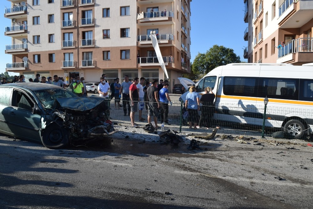 Kaza yapan araçlar savrularak yayalara çarptı: 3 yaralı