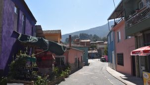 Kemalpaşa'da Yukarıkızılca evleri rengarenk boyanıyor
