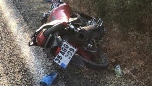 Motosiklete yakıt doldurmak istemişti, otomobilin çarpmasıyla yaralandı
