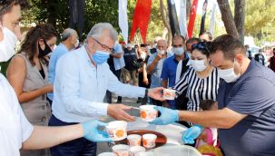 Ödemiş Belediyesi’nden vatandaşlara aşure ikramı