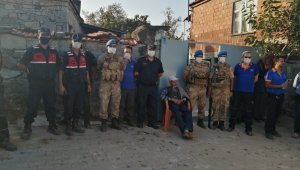 Ormanda kaybolan yaşlı adamı jandarma buldu