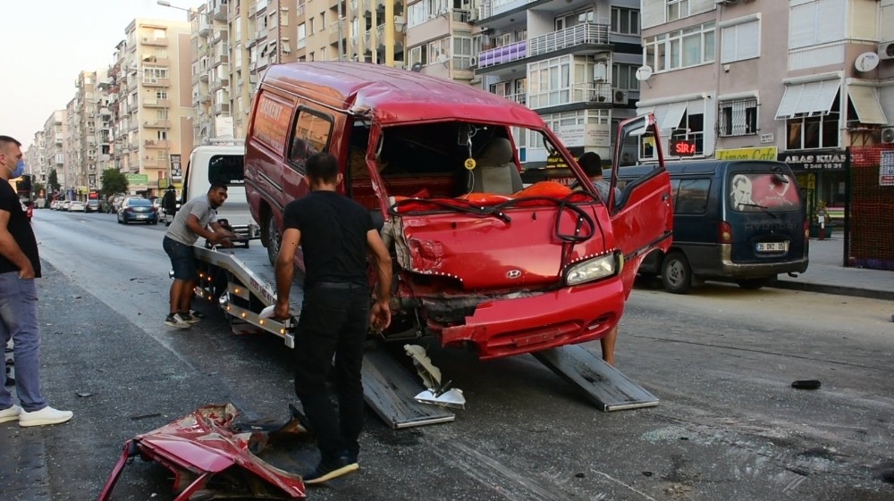 Park halindeki araca çarpan panelvan yan yattı: 3 yaralı
