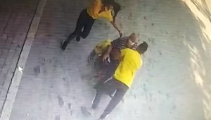 Tekerlekli sandalyeyle yokuş aşağı giden yaşlı adamı bir genç kurtardı