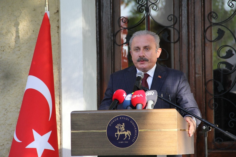 Türkiye'nin ilk "Bayrak Müzesi" 9 Eylül Üniversitesi'nde açıldı