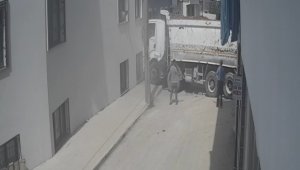 Freni boşalan kamyonu durdurmak istedi başarılı olamadı