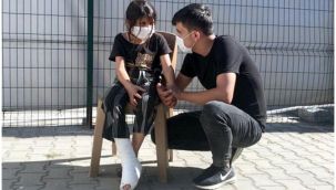 Yunanistan'a kaçak yollarla geçmek isteyen Suriyeli çocuk plastik mermiyle vurdu
