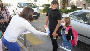 Balçova Belediyesi'nden öğrencilere maske desteği