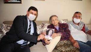Başkan Tugay'dan Aysel Teyze’ye plaket